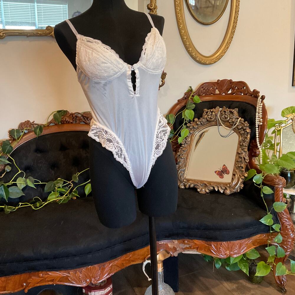 Vintage Tres Chic Lace Mesh V-Neck Lingerie Bodysuit High Cut Size M White